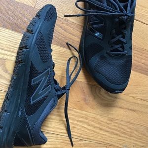 New balance black tennis shoes